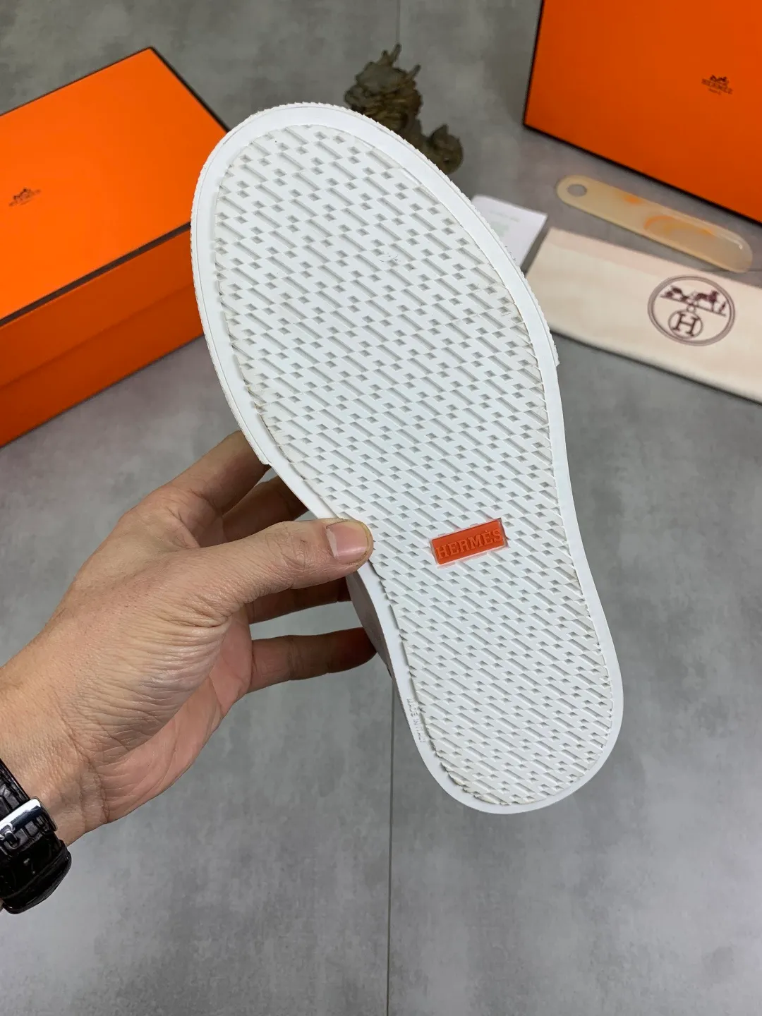Men's men's shoes 💰P640 New Hermes top version Hermès classic couple style #𝐊𝐞𝐥𝐥𝐲 buckle casual white shoes skateboard shoes that will not conflict with shoes at all. Full of unknowns, Hermès rarely produces flat casual shoes and they are paired with classic palladium-plated Kelly shoe buckles! You'll fall in love with it at first sight. It's super versatile and can be worn with any skirt or pants. 🉑️Close your eyes and wear it. It's super noble. Fabric: Specific cowhide/canvas material. Lining: Sheepskin lining. Outsole: Original molded TPU outsole. Size: 35-45.